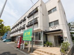 白い壁のエントランス