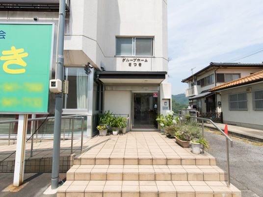 明るいエントランスと植物
