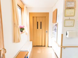 明るい廊下と掲示物