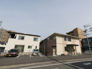 白と茶色の建物外観