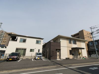 白と茶色の建物外観