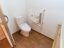 バリアフリー設計のトイレ
