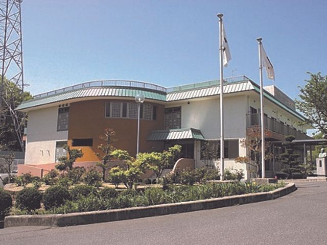 緑豊かな外観の建物 外観 緑に囲まれたこの施設は、開放感があり明るく活気のある雰囲気を醸し出しています。働く環境としても、快適な場所となることでしょう。