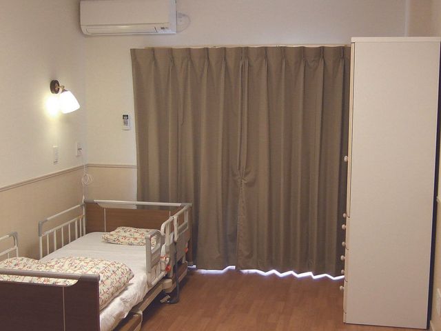 清潔な居室の一部 居室 ゆとりある居室は、明るく清潔感があります。ベッド周りには必要な設備が整っており、快適に過ごせる配慮が感じられます。
