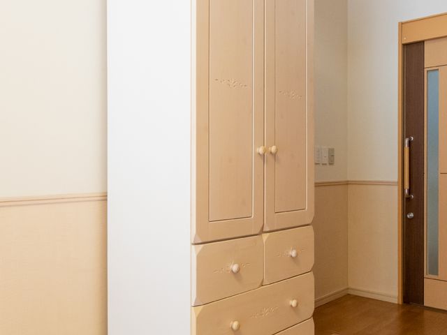 木製家具がある居室 居室 ゆとりある居室の一角を占める木製タンスは、使い勝手が良く温かみのあるデザインです。自分らしい空間で心地よい毎日を送っていただけます。