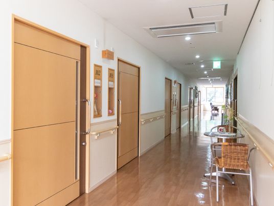 清潔な施設の廊下