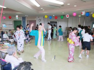踊りを楽しむラウンジ