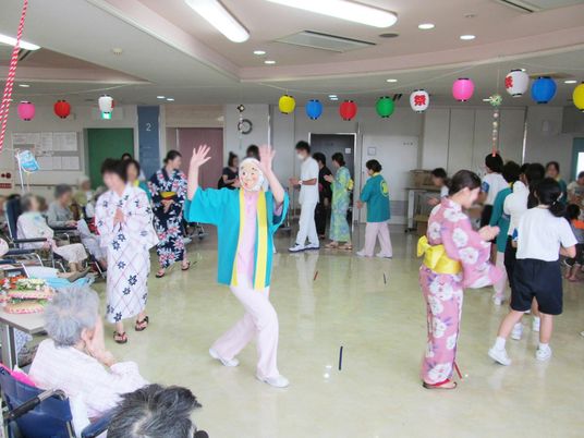 踊りを楽しむラウンジ