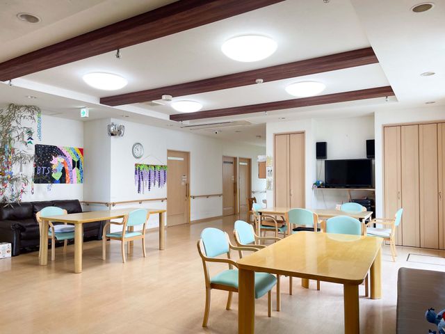 開放的な室内リビング リビング 自然光が差し込む広々とした空間です。家具が整然と配置され、居心地よい環境が整っています。
