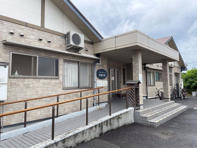 施設の外観 外観 自転車でのアクセスが便利な入口、バリアフリーのスロープが設置されているので、働く方も安心して通えます。