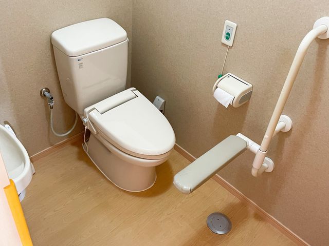 快適に利用できるトイレ トイレ 手すりが設置され、使いやすさを考慮した清潔なスペースです。安心して利用できます。