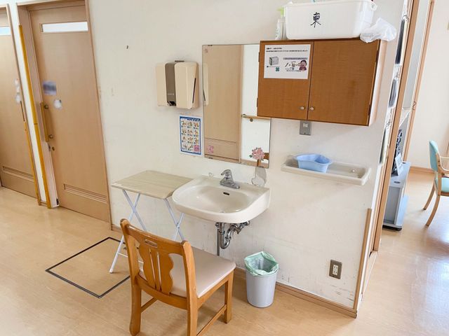 洗面台のある空間 洗面台 シンプルで機能的な洗面台が設置されています。清潔な環境で快適に利用できます。