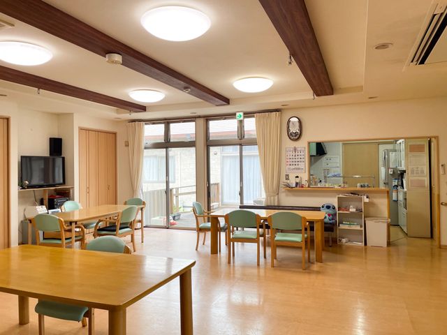 広々とした食堂 食堂 広々とした明るい食堂は、自然光が差し込み、快適な空間でリラックスしながら食事ができます。