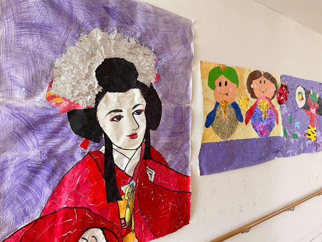 壁のアート作品 廊下 廊下には色とりどりの手作りアートが飾られ、暖かい雰囲気を感じられます。職員の皆さんの創造性を感じます。