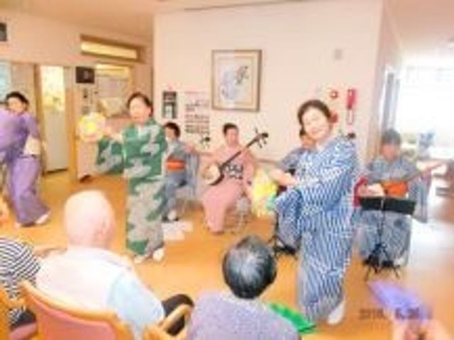 楽しい催しの多目的室 地域ボランティアによる催し物 にぎやかな音楽の演奏会。ご利用者の方々は、楽器の生演奏を楽しんでいらっしゃいます。