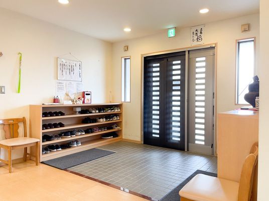 靴が並ぶ玄関ホール