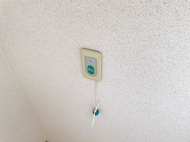 緊急呼び出しボタン 居室 居室には緊急時に対応できる呼び出しボタンが設置されています。安心して働ける環境です。