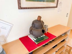 棚の上に飾られた古典的な装飾品