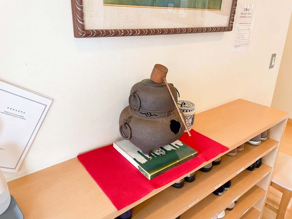 棚の上に飾られた古典的な装飾品
