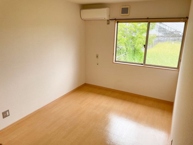 明るい床の居室 居室 窓から自然の光が差し込む明るい居室です。床は木目調で、落ち着いた雰囲気になっています。