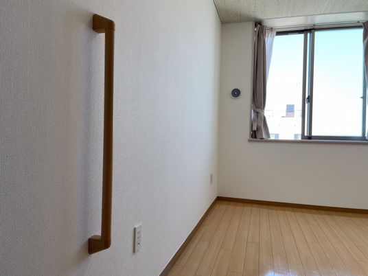 居室の手すりと窓