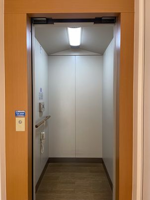 明るい空間のエレベーター
