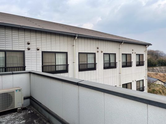 白い外壁の建物