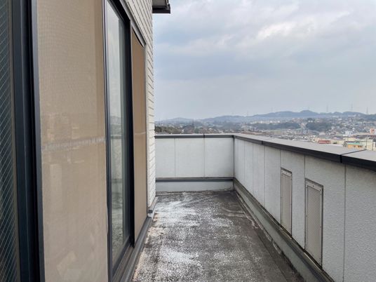 遠くの風景が見えるバルコニー