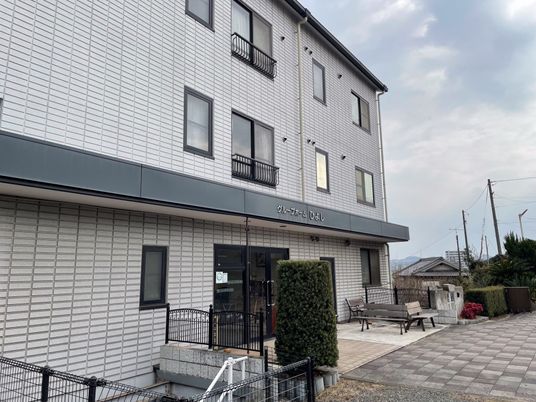 広い敷地の建物外観