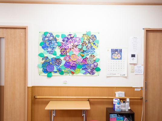 壁に飾られた花のアート