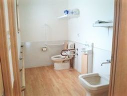 バリアフリー設計の浴室