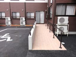 車椅子用スロープ設置の入口