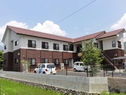 明るい外観の建物