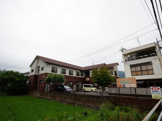 施設の外観と看板
