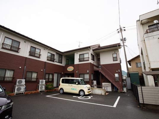 赤茶色の建物の外観