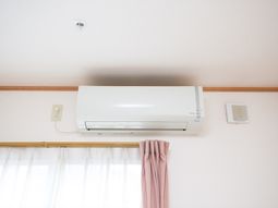 壁に設置されたエアコン