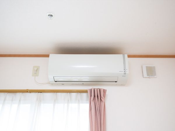 壁に設置されたエアコン