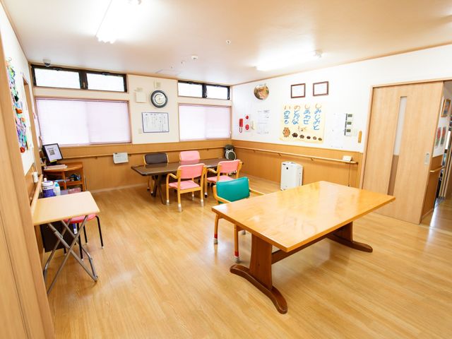 共有スペースの内観 食堂 清潔感があふれる共有スペースです。壁には掲示物が多数あり、明るく落ち着いた雰囲気の中で憩うことができます。