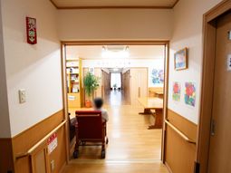 廊下に人と植物がある