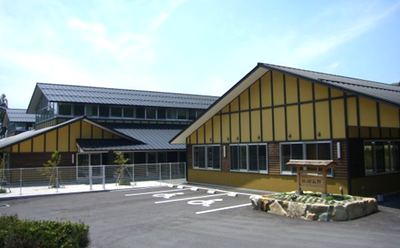広々とした建物の外観