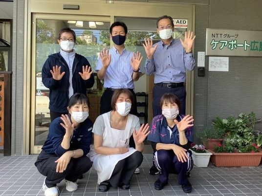 出入口前の職員集合  