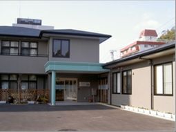 明るい外観の建物エントランス