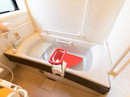 手すり付き清潔な浴室