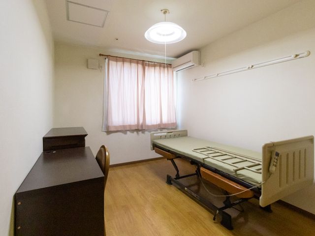 清潔感ある居室空間 居室 整然と配置された家具と、調節可能なベッドが備わる落ち着いた居室です。個々の生活スペースを大切にしながら、快適な日々を過ごせる環境を提供しています。