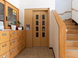 エレベーターと階段のある空間