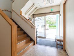 明るい出入口と階段