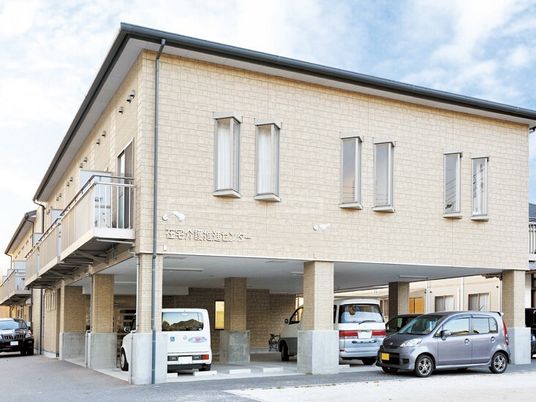 外壁が明るい色の建物外観