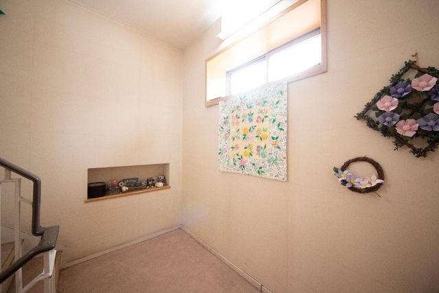 廊下の装飾と照明 展示物 暖かみがあり、装飾で彩られた廊下です。通路はゆったりとしており、ゆとりを感じる作りになっています。