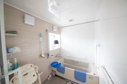 明るい清潔な浴室