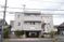 白色建物の外観